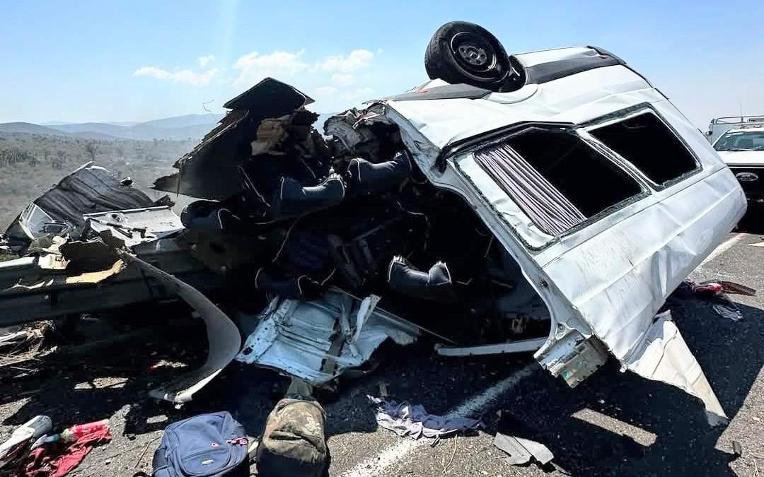 La camioneta tipo van de transporte de pasajeros tras el impacto de la pipa
