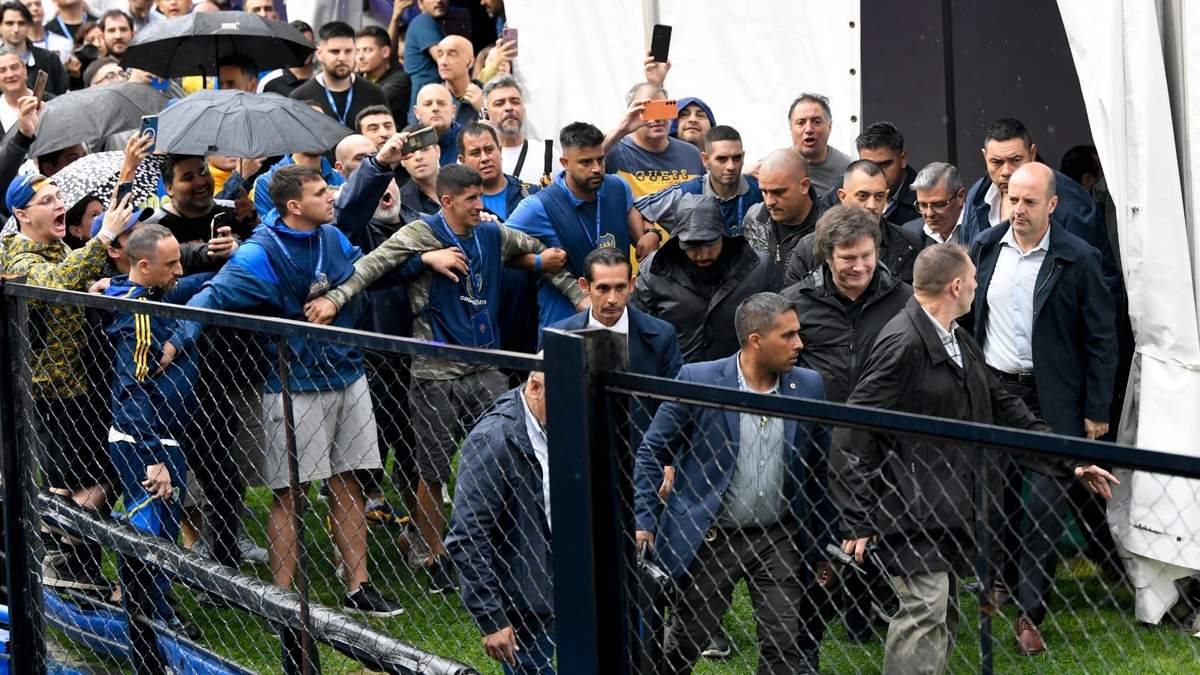 El presidente argentino Javier Milei abandona el estadio de Boca Juniors tras votar en las elecciones del club