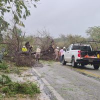 Erick azotó Oaxaca y ahora se abre paso en tierra por Guerrero como huracán categoría 1