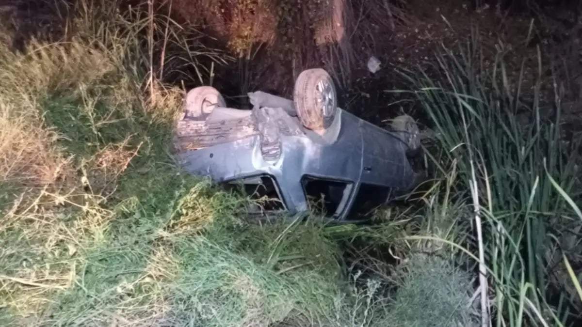 El auto volcado a la vera de la Ruta /. Fuente: (Bomberos de Centenario)
