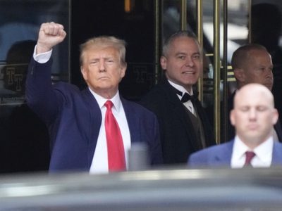 Trump se entrega a las autoridades de NY para enfrentar cargos criminales