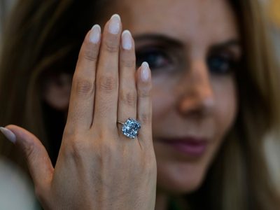 Raro diamante azul brilla en una exhibición en Abu Dabi