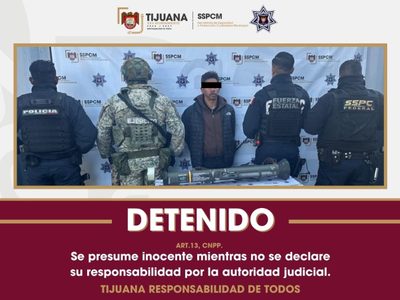 Arrestan a sujeto que caminaba con bazuca por calles de Tijuana