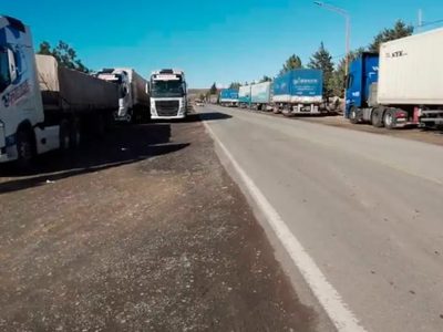 Pino Hachado reabrió por unas horas y comenzaron a pasar los camiones varados en Las Lajas