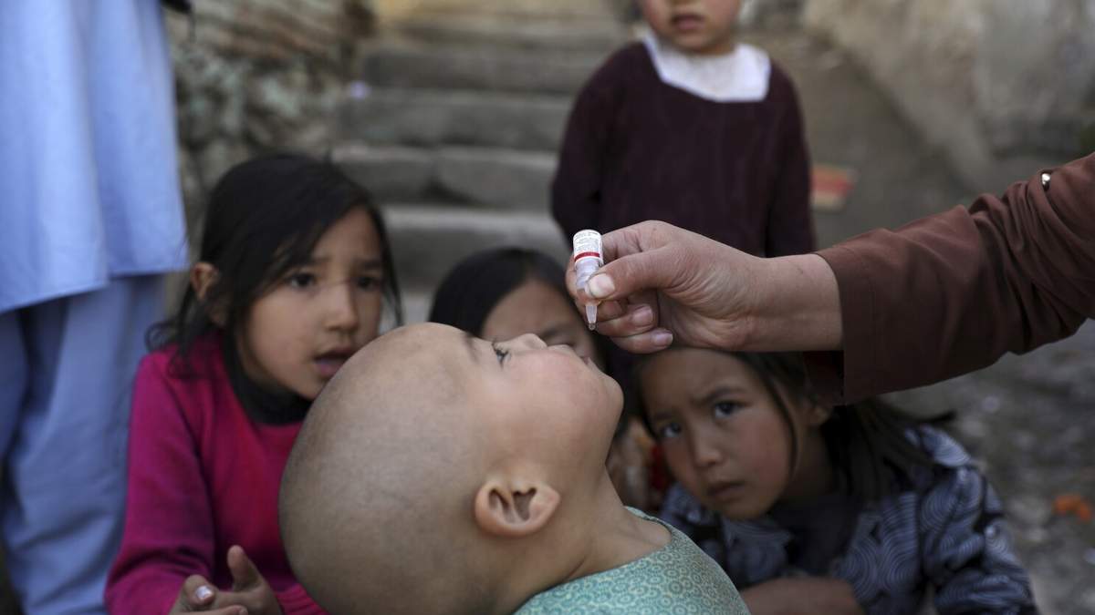 ARCHIVO - Shabana Maani administra una vacuna de polio a un niño en la zona antigua de Kabul, Afganistán, el lunes 29 de marzo de 2021. ()