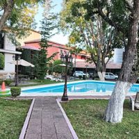 Hallan muertos en hotel de Morelia a dos niños de 10 y 12 años; sospechan de su madre