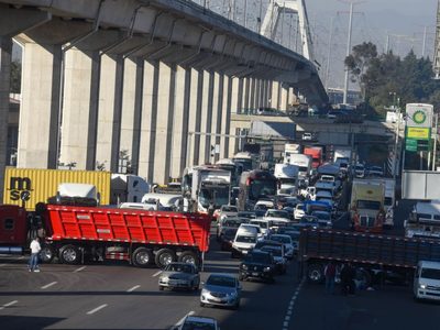 Transportistas paralizan principales arterias viales del país con megabloqueo