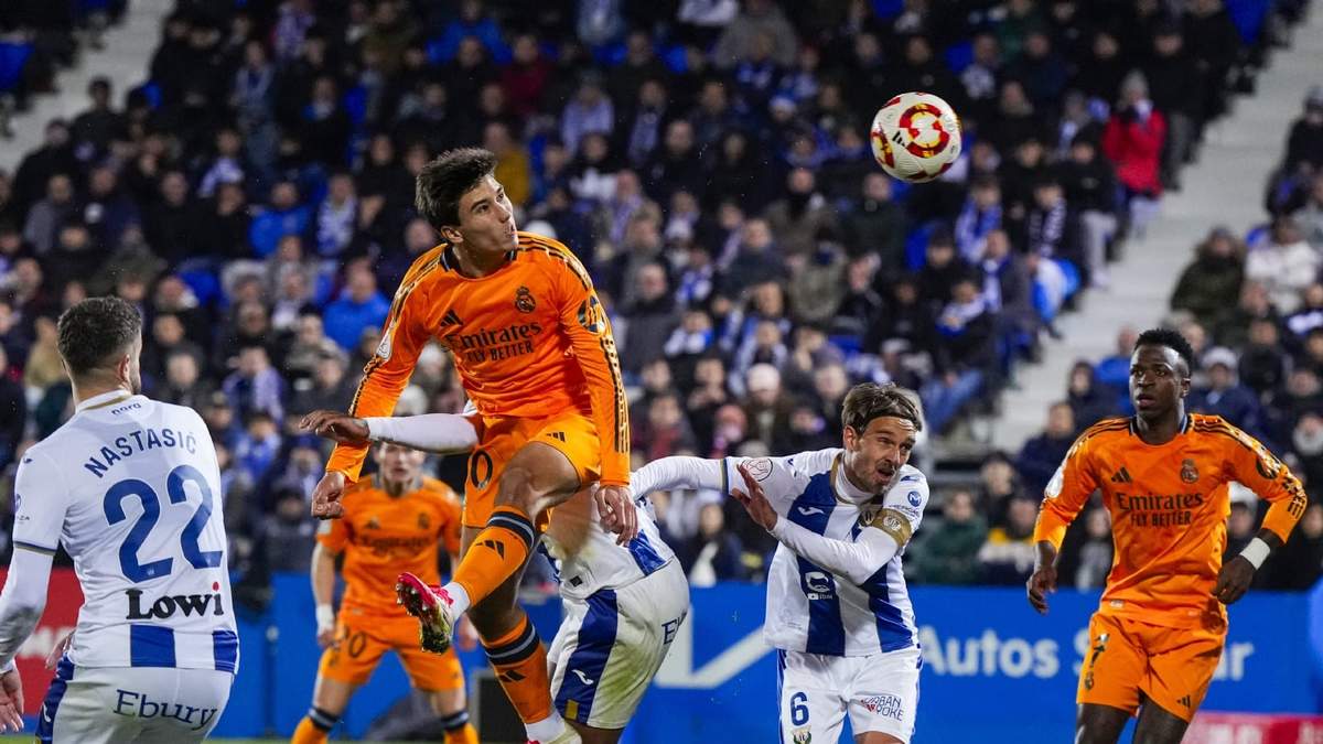 Gonzalo García se eleva para anotar de cabeza el gol del Real Madrid para la victoria 3-2 ante Leganés en los cuartos de final de la Copa del Rey