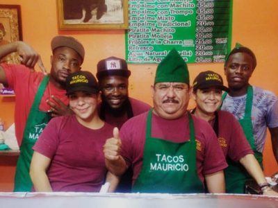 Taquería en Monterrey contrata a migrantes haitianos y lo presume en redes