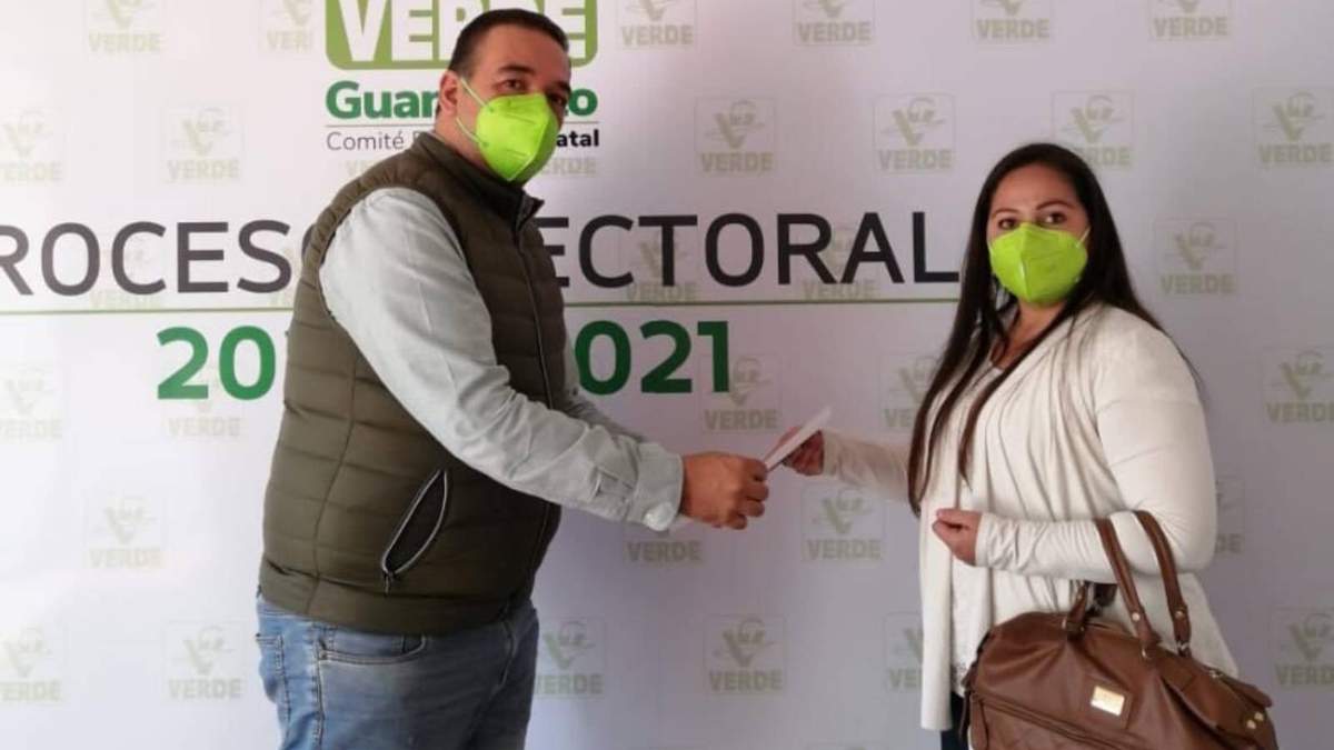 A la derecha, la candidata del PVEM a una diputación local, Saraí Figueroa