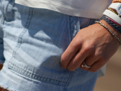 Con solo 1 cosa que tenés en casa y es fácil de conseguir: el truco para colocarte una pulsera en tiempo récord