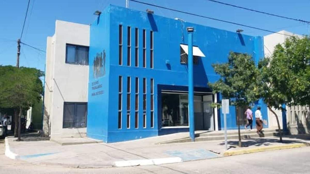 Edificio central de la Municipalidad de Plaza Huincul. Fuente: (Facebook)