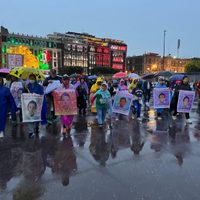 Bloques de concreto y vallas, símbolo de la ruptura entre el movimiento por Ayotzinapa y la 4T