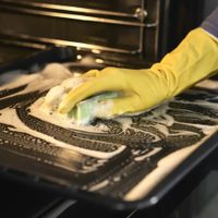 El truco casero para limpiar un horno eléctrico muy sucio y que quede como nuevo