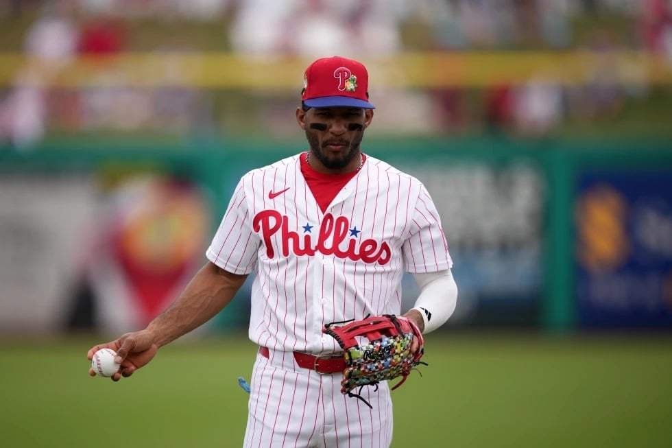 Johan Rojas, de los Philadelphia Phillies, calienta antes de un partido de béisbol de pretemporada, el jueves 26 de febrero de 2026, en Clearwater, Florida.