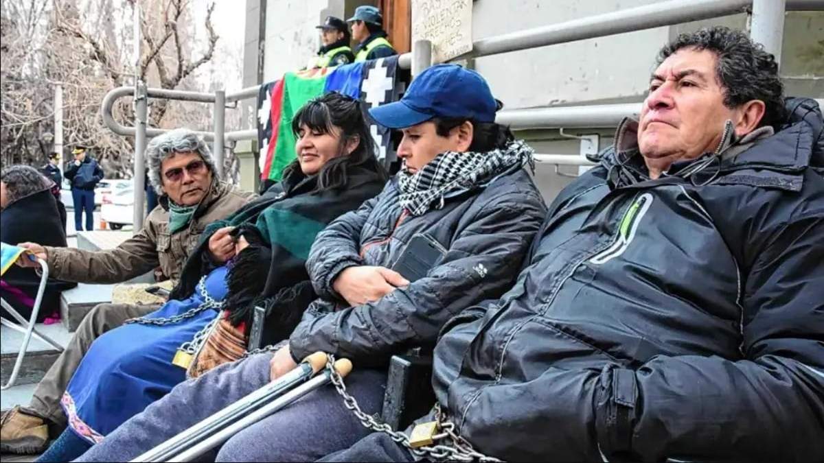 Integrantes de la comunidad mapuche encadenados frente a la casa de gobierno de Neuquén. Fuente: (Facebook)