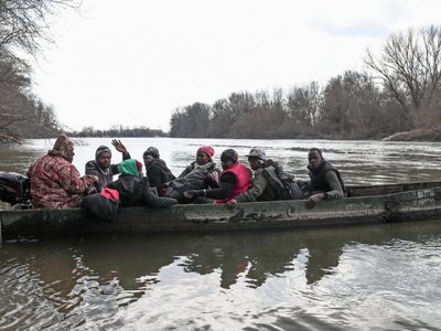 Varios migrantes denuncian que fueron forzados en Grecia a expulsar a otros de vuelta a Turquía