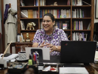 Permiten a Lenia Batres presentar el proyecto para revocar amparo a Elektra de Salinas Pliego