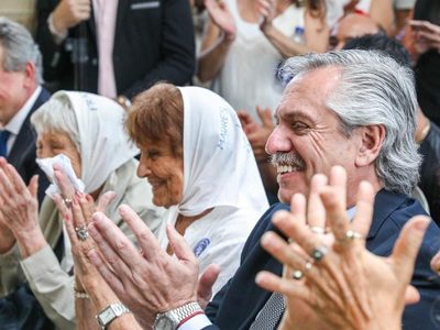 Alberto Fernández acompañó a Taty Almeida en la colocación de la placa homenaje a su hijo