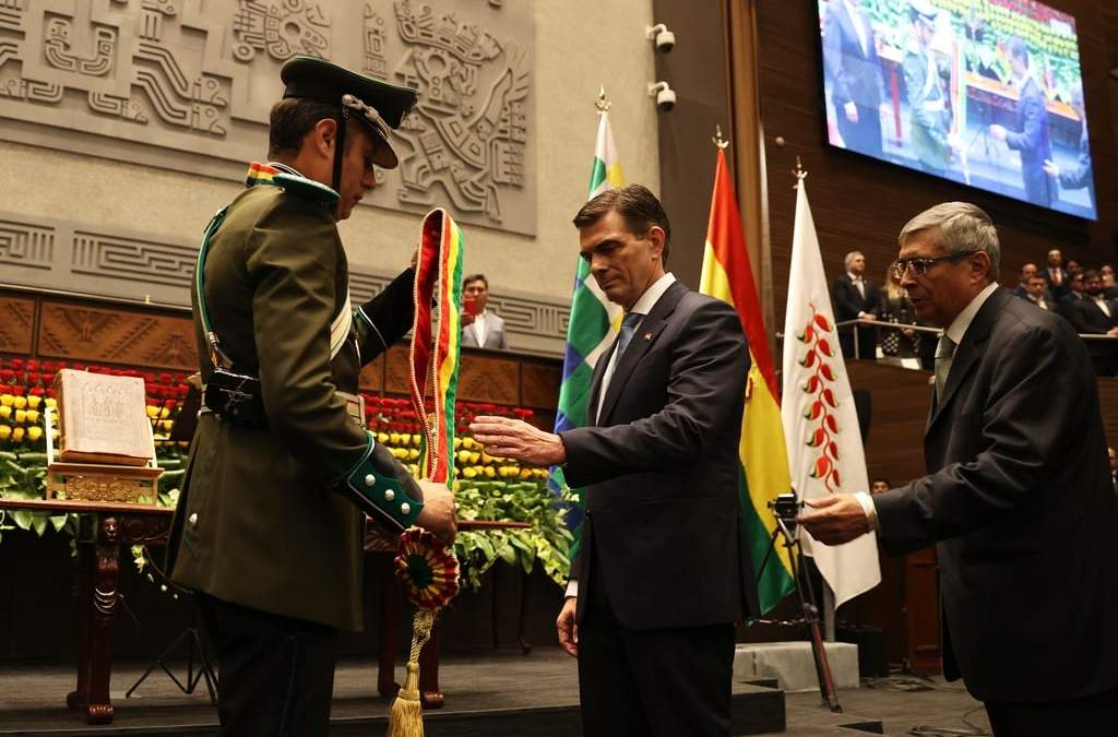 El presidente Rodrigo Paz, a la derecha, y el vicepresidente Edman Lara se toman de las manos después de la ceremonia de juramentación en La Paz, Bolivia, el sábado 8 de noviembre de 2025