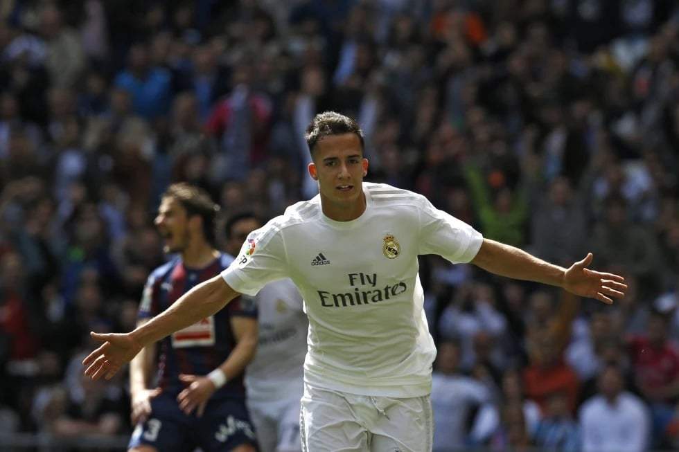 Lucas Vázquez del Real Madrid celebra tras anotar el segundo gol de su equipo contra el Eibar durante el partido de la Liga española entre el Real Madrid y el Eibar en el estadio Santiago Bernabéu de Madrid, el sábado 9 de abril de 2016.