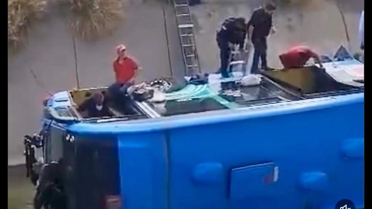 Unidad del “Qrobús” terminó dentro de un dren en Querétaro