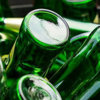 No tires el alambre de las botellas de sidra o champagne y transformalo en algo original para el mantel