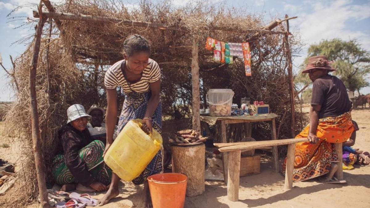 Una mujer usa una pequeña cantidad de agua que compró en un quiosco en Tsihombe, Madagascar