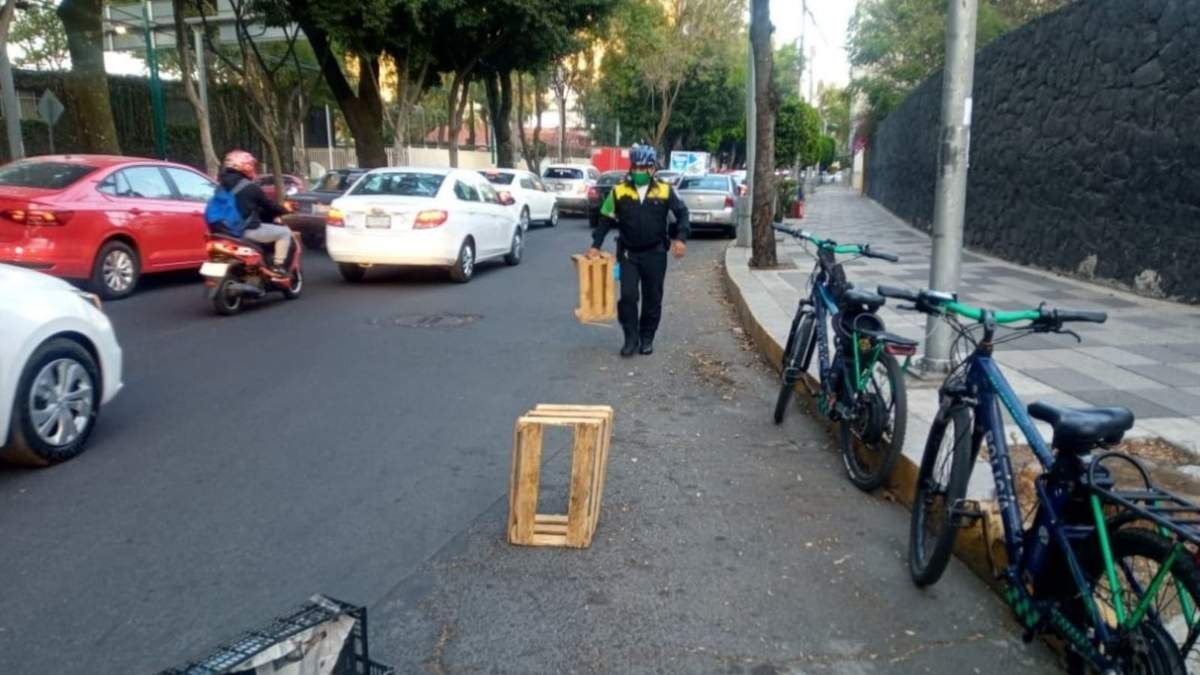 Nueva norma en CDMX prevé arresto y multas de hasta más de 4,000 pesos por apartar espacios en las calles de CDMX.