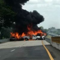 Accidente carretero de pipa al sur de Veracruz deja 5 muertos y 7 autos calcinados