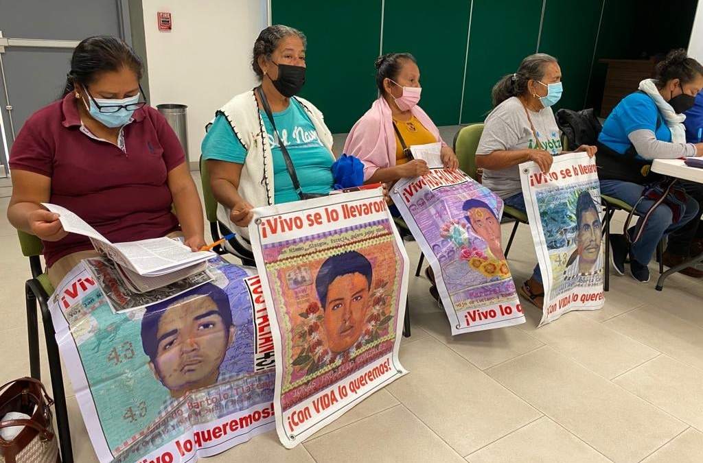 Mujeres familiares de normalistas de Ayotzinapa