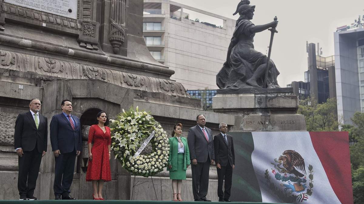 Sandra Cuevas en el Ángel de la Independencia
