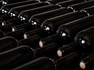No tires las botellas de vino vacías: creá este fabuloso adorno para decorar el rincón que más te guste de tu casa