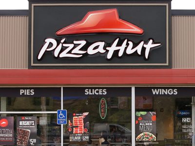 La empresa matriz de Pizza Hut sopesa vender la cadena