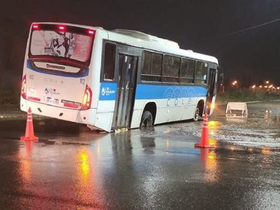Un colectivo cayó en una boca de tormenta en Neuquén y sus ruedas quedaron atascadas