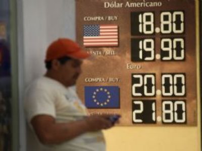 Peso gana mientras el dólar se debilita por posible recorte de la Fed
