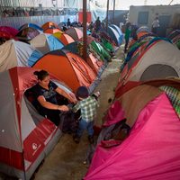 Miles de migrantes, atrapados entre dos gobiernos en tensión