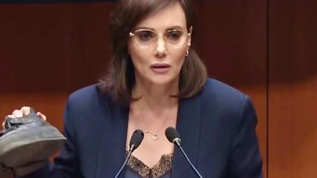 La senadora del PAN, Lilly Téllez le regaló un par de zapatos usados al senador Gerardo Fernández Noroña