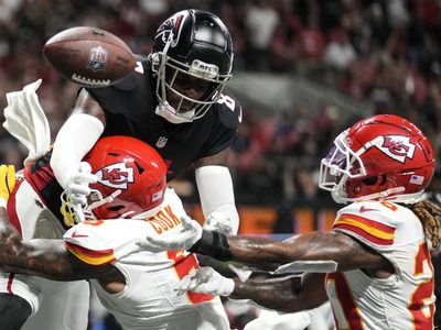 Mahomes lanza dos pases de anotación y la defensiva de Chiefs resiste para ganar 22-17 a Falcons
