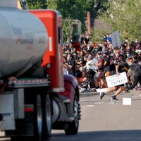 Impactantes imágenes: un camión intentó atropellar manifestantes en las protestas por George Floyd