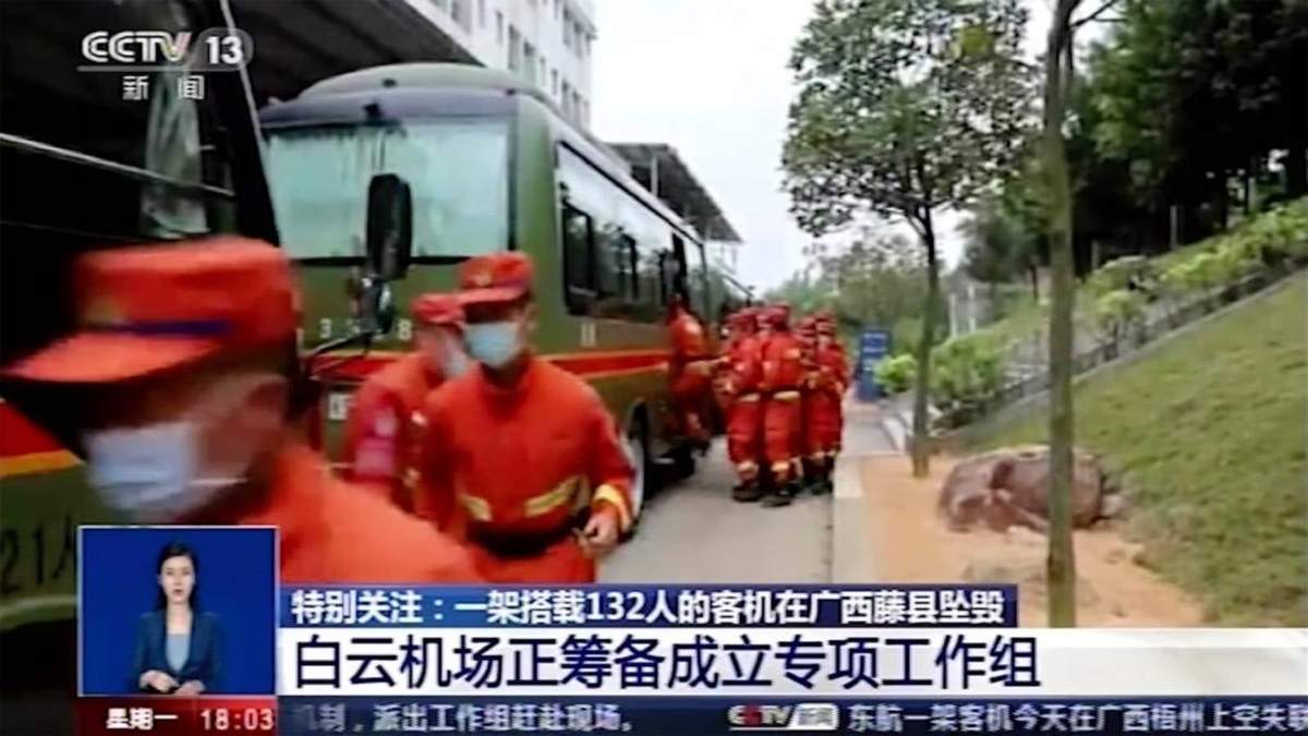 Personal de emergencia se prepara para viajar al lugar del accidente aéreo cerca de Wuzhou