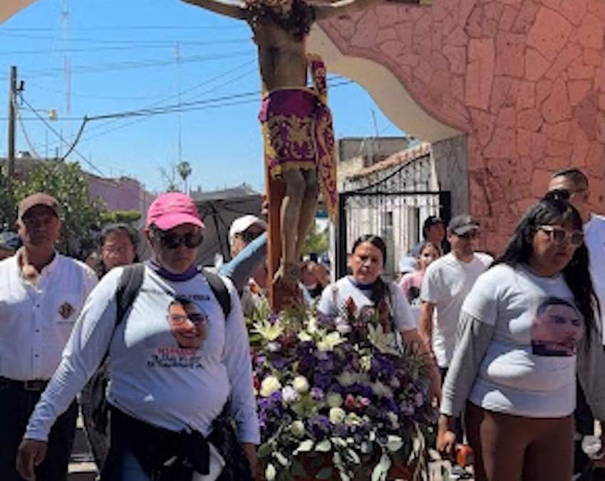 Un Cristo crucificado encabezó la procesión que recorrió las calles de Teuchitlán hasta la Parroquia del Señor de la Ascensión