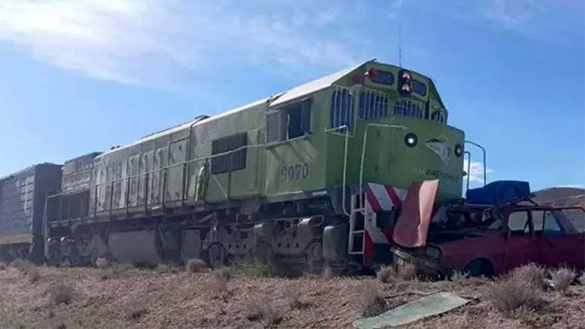 El Renault 12 aguantó la embestida del tren patagónico.