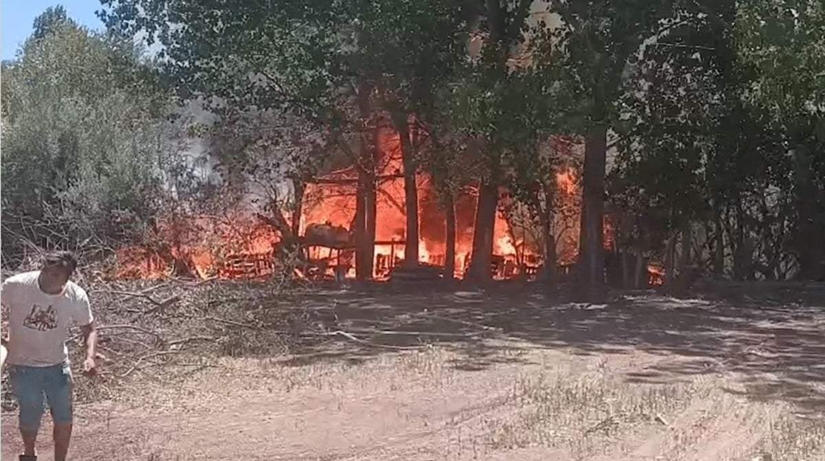 Trabajaron varias dotaciones de bomberos y personal con equipos municipales. Fuente: (Facebook)