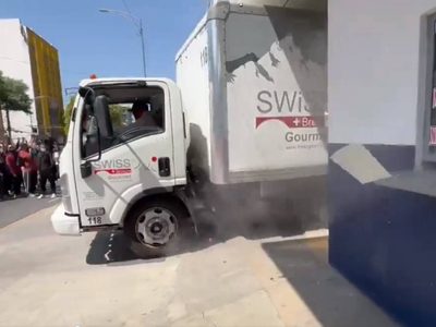 Normalistas toman un camión y lo estrellan contra en Centro Federal de Arraigos