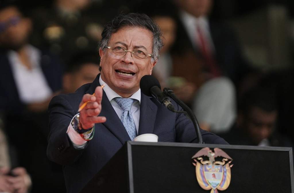 ARCHIVO - El presidente colombiano, Gustavo Petro, habla durante la ceremonia de investidura del general William Rincón como nuevo director de la Policía Nacional, el viernes 24 de octubre de 2025, en Bogotá, Colombia