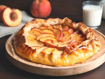 Ponele onda a la tarde gris con esta deliciosa tarta rústica de duraznos que es un 10 para la merienda