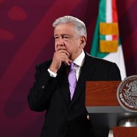"Morena y PAN se repartieron los lugares", explica AMLO el veto a dos comisionados del INAI