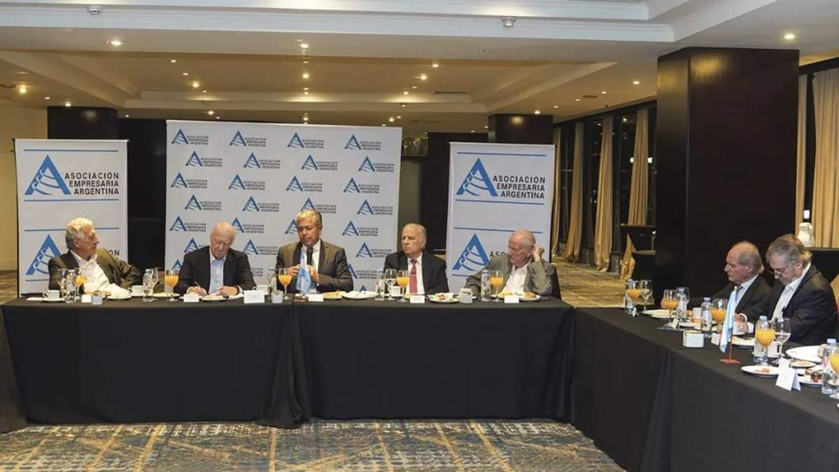 El gobernador Figueroa en la reunión AEA