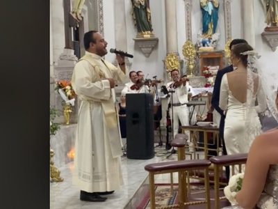 Sacerdote sorprende a novios al cantarles “Mi razón de ser” en su boda; el video se hace viral
